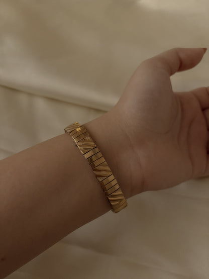 Stretchable wrist band