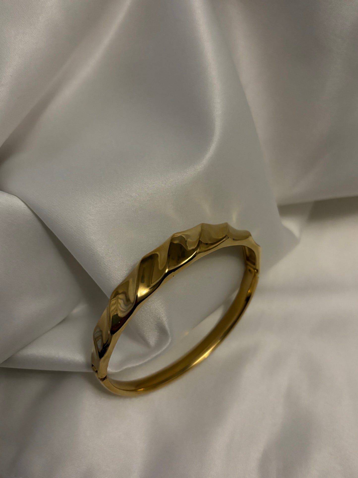 Wavy bangle bracelet