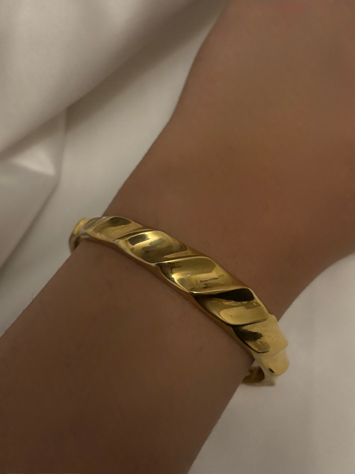 Wavy bangle bracelet