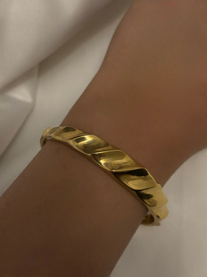 Wavy bangle bracelet