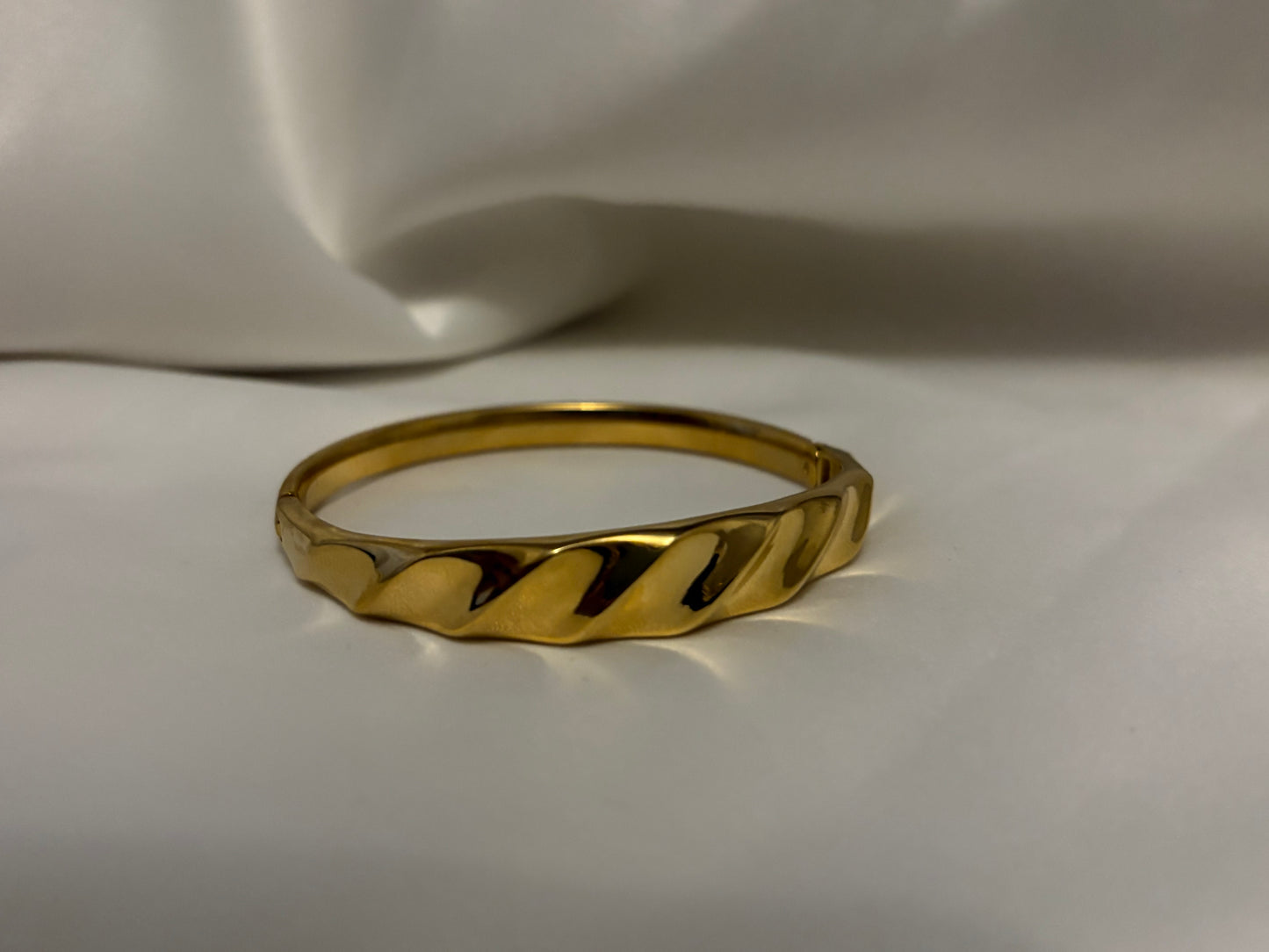 Wavy bangle bracelet