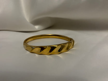Wavy bangle bracelet