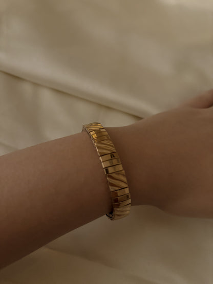 Stretchable wrist band